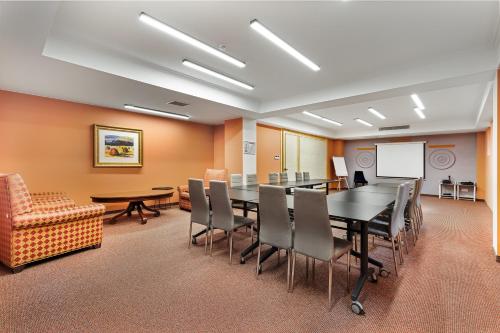 第比利斯Magnolia的一间会议室,配有桌椅和白板