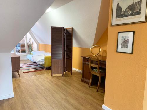 策勒Ferienwohnung am Südwall All INCLUSIVE的一间卧室配有一张床和一张书桌,配有一张四柱床