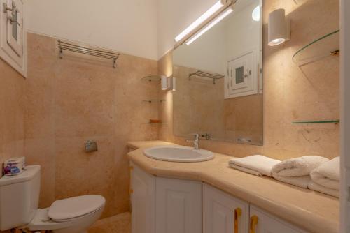 赫尔格达Beautiful Cosy 3 bedroom townhouse in South Marina的一间带水槽、卫生间和镜子的浴室