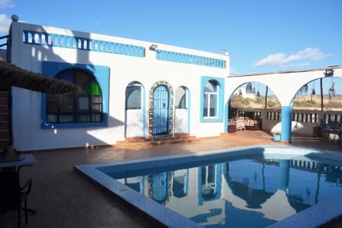 阿加迪尔The Sunrise Villa的一座房子前面设有游泳池