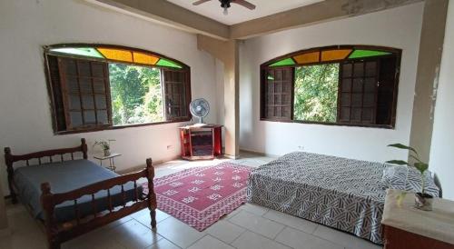 圣维森特岛Eco hostel 013的一间卧室设有一张床和两个窗户。