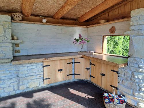 库雷萨雷Cosy guesthouse with sauna and outdoor kitchen的厨房配有木制橱柜和窗户。