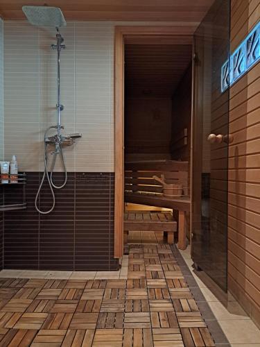 库雷萨雷Cosy guesthouse with sauna and outdoor kitchen的带淋浴的浴室和玻璃门