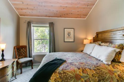 阿什兰Winchester Inn的一间卧室配有一张床、一张书桌和一个窗户。