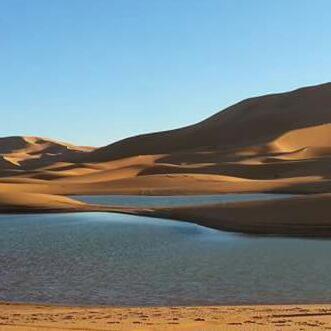 梅尔祖卡Morocco Désert Luxury的沙丘前的一片水体