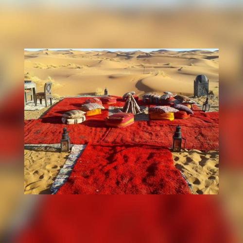 梅尔祖卡Morocco Désert Luxury的一张沙漠的照片,沙子里有一张桌子