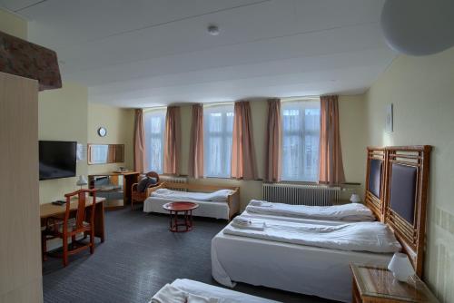 马里博厄布斯本斯酒店的酒店客房带两张床和一个客厅