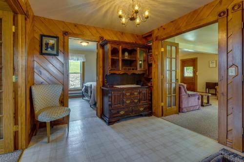 Spacious Pennsylvania Vacation Rental with Backyard的一间客房内配有桌子和椅子的房间