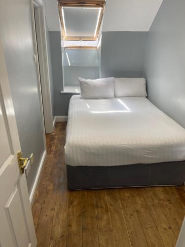 卡洛Riverside Lodge的一个小房间的小床,设有窗户