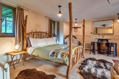 Finest Retreats - Lynx Lodge - Exotic Animal Sanctuary客房内的一张或多张床位