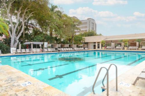 卡塔赫纳Hotel Caribe by Faranda Grand, a member of Radisson Individuals的一座带椅子和树木的酒店游泳池