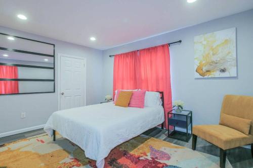 大西洋城Vibrant Island Home - 3 Bedrooms and 2 Bathrooms的一间卧室配有一张床和一把椅子