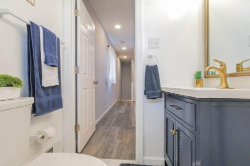大西洋城Vibrant Island Home - 3 Bedrooms and 2 Bathrooms的一间带水槽和蓝色橱柜的浴室