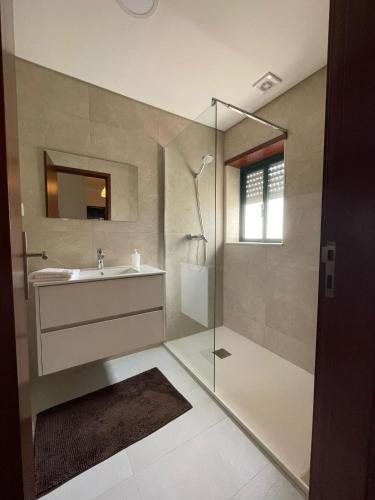 维亚纳堡B Apartamentos Castelo的一间带水槽和淋浴的浴室