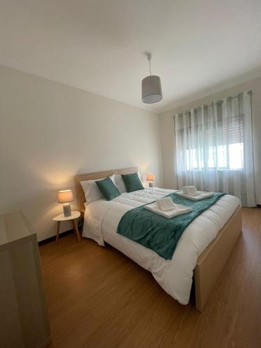 维亚纳堡B Apartamentos Castelo的一间卧室设有一张大床和一个窗户。