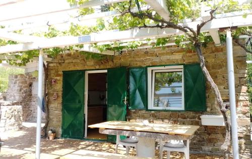 波尔托罗Olive gardens cottage的一个带桌子和窗户的庭院