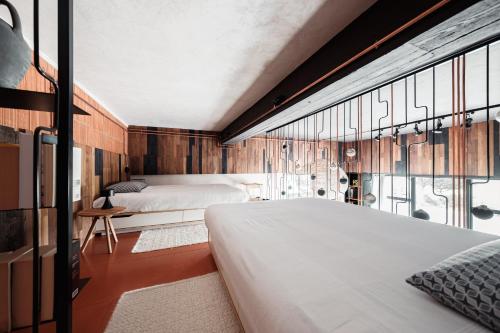 SediloNyu Domo b&b的一间卧室设有两张床和大窗户