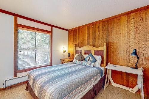 奥林匹克谷Mountain Time Escape的一间卧室设有一张大床和一个窗户。