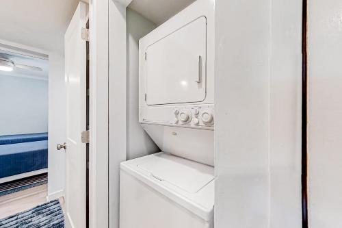 埃迪斯托艾兰Bay Creek Villa - 304的白色洗衣房配有洗衣机和烘干机