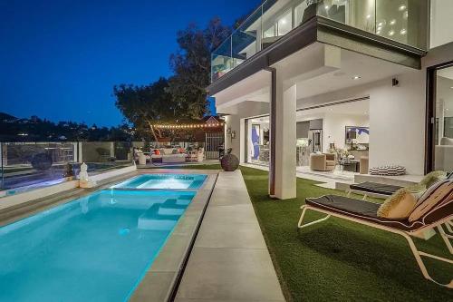 洛杉矶Troy Hill的一座大房子,在院子里设有游泳池