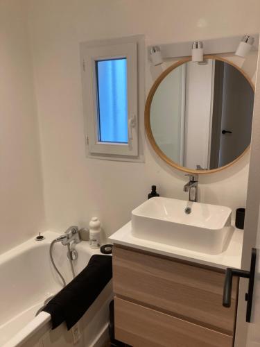 莫列马阿OSoleMio Moliets的浴室配有盥洗盆、镜子和浴缸