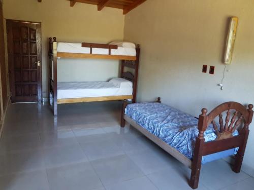 圣何塞EUCASOL的一间卧室配有两张双层床。
