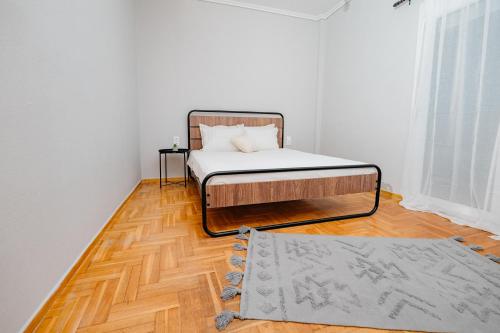 尼亚米卡尼奥纳Seashell Guesthouse的木地板客房的一张床位