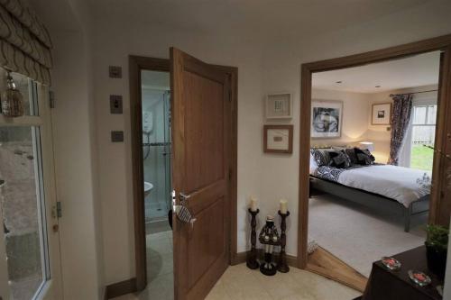 亚历山德里亚Loch Lomond Unique Selfcontained bed+bathroom的一间卧室配有一张床,一扇门通往浴室