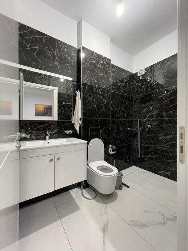 卡萨米尔Hotel SEADEL的黑白浴室设有卫生间和水槽