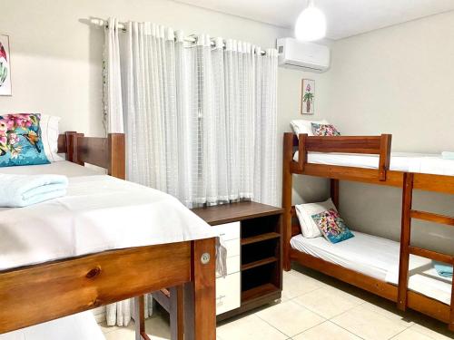 博尼图Vila Sinhá的一间卧室设有两张双层床和一扇窗户。