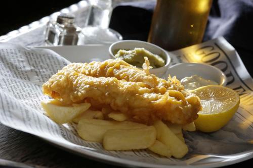 邓迪Invercarse Hotel Dundee, BW Signature Collection的一小盘带鱼片和薯条的食品和柠檬