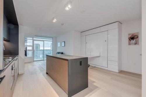 Modern studio in Downtown Vancouver的厨房或小厨房