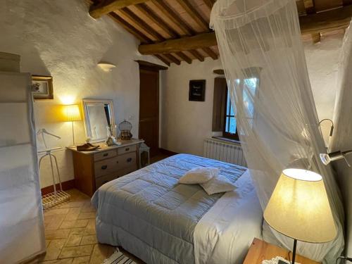 CollebaldoFontecristina的一间卧室配有一张带蚊帐的床