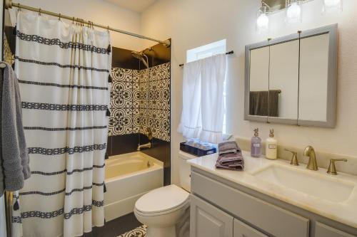 安吉利斯港Port Angeles Apartment Near Olympic Natl Park!的浴室配有盥洗盆、卫生间和浴缸。
