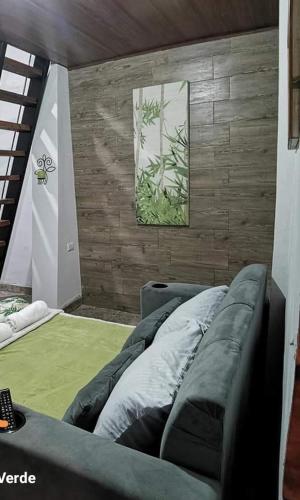 迦太基Cabaña Bambú的一间配有沙发的客房,墙上挂着一张照片