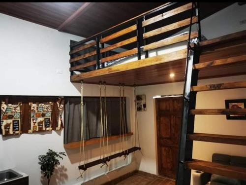 迦太基Cabaña Bambú的窗户客房内的一张高架床