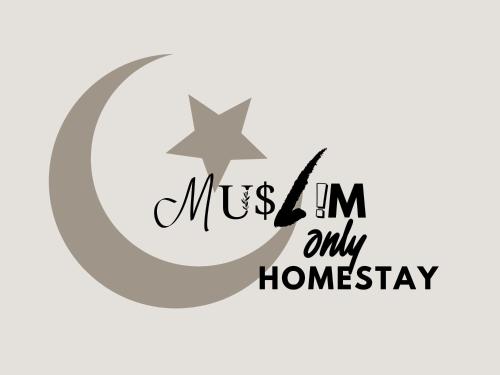 日得拉Jitra Fuad's Crew Homestay的月亮和星星,带有msis字,只含家利