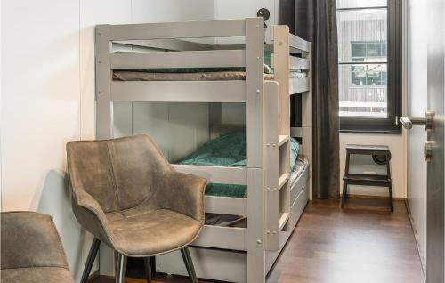 斯托滕Amazing Home In Slen With Wifi的带两张双层床和椅子的房间