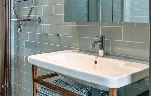斯托滕Amazing Home In Slen With Wifi的浴室设有白色水槽和镜子
