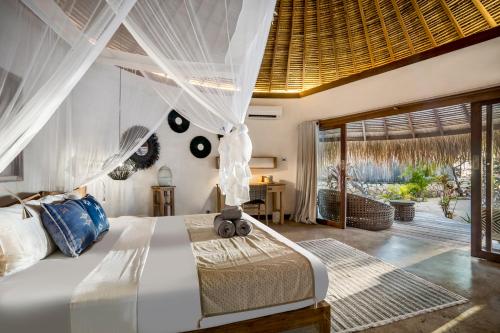 内布拉拉Seed Resort的卧室设有白色的床和大窗户