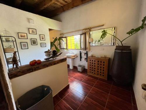 巴耶德布拉沃Casa de campo ideal para descansar y desconectarse的客房设有带木地板和窗户的厨房。