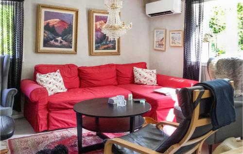 耶夫勒Pet Friendly Home In Gvle With Wifi的客厅配有红色的沙发和桌子