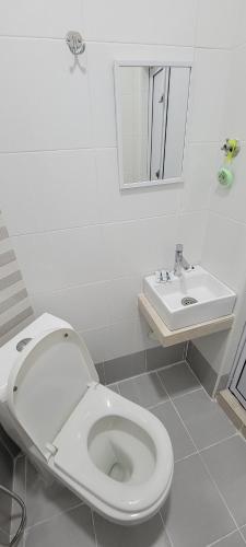 CukaiHOTEL SHAFURA 3的白色的浴室设有卫生间和水槽。