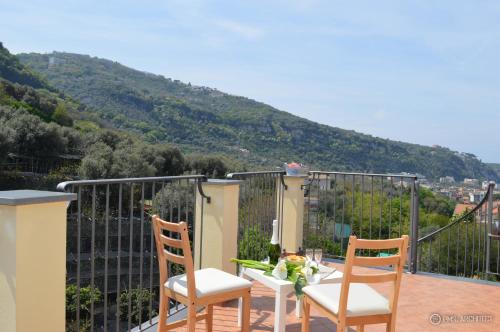 索伦托Il Rivolo的山景阳台上配有一张桌子和两把椅子