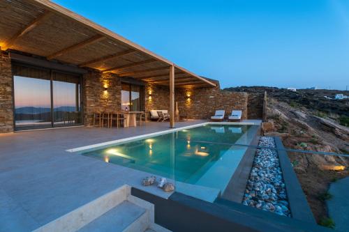 伊奥斯乔拉Villa Mirabilis的山丘上带游泳池的房子