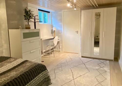 斯德哥尔摩Lower floor of 50 sqm in nice villa with parking的一间卧室配有一张床、一张桌子和一张桌子