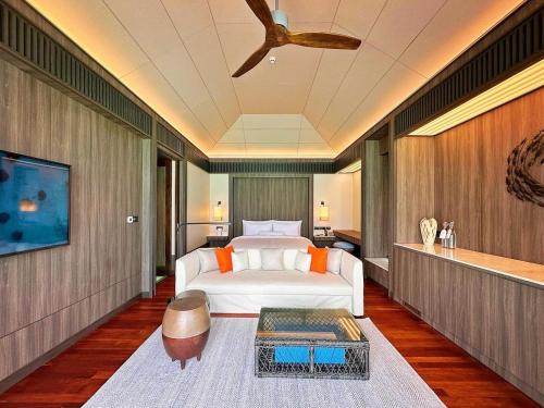 美慕环礁Madifushi Private Island的一间卧室配有一张床和吊扇