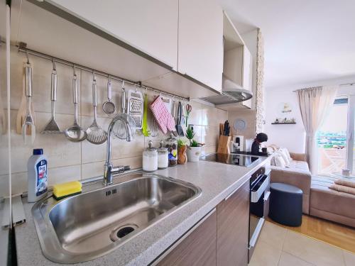 索林Luxury apartment Salona的厨房配有不锈钢水槽和餐具