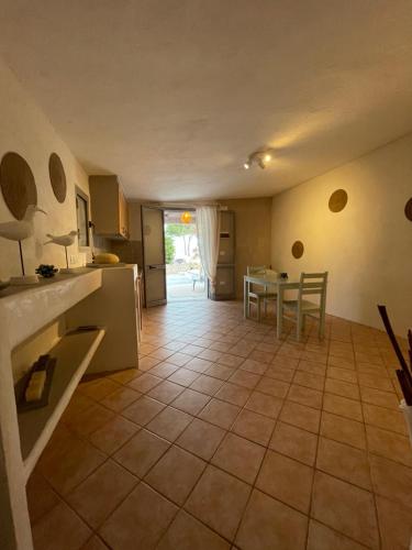 兰佩杜萨B H Lampedusa的一间厨房,配有桌子和瓷砖地板