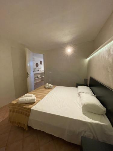 兰佩杜萨B H Lampedusa的一间卧室配有一张带白色床单的大床